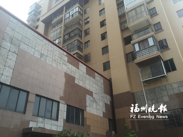 福清錦佳花園常下“瓷磚雨”　居民多次險被砸中