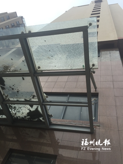 福清錦佳花園常下“瓷磚雨”　居民多次險被砸中