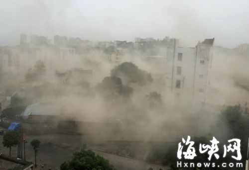 昨日上午9時左右，福建經濟學校施埔校區拆大樓，塵土飛揚