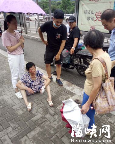 老人摔在地上，眾人伸援手（讀者供圖）