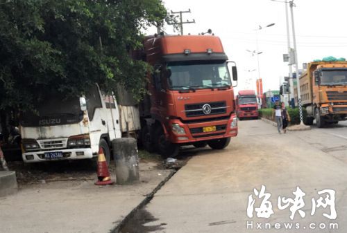 白色廂式貨車成地下加油點，大貨車排隊加油