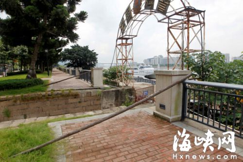事發后，警察用木棍設置了簡易提醒。市民希望在此設立隔離欄，防止再有人跌落 