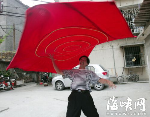 王依伯玩轉的大手絹有兩三斤重