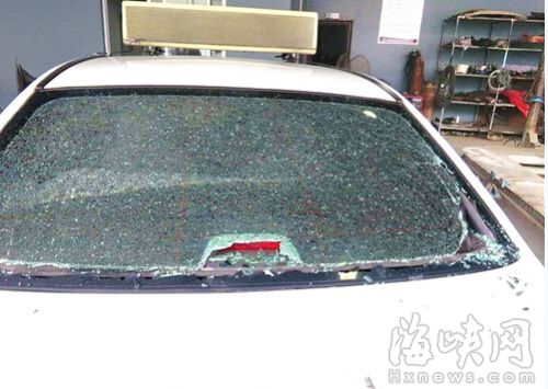 出租車車窗被砸碎（讀者供圖）