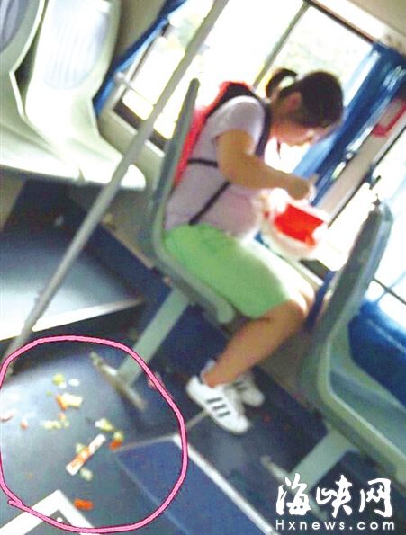 女孩在公交車上丟了一地垃圾（網(wǎng)友供圖）