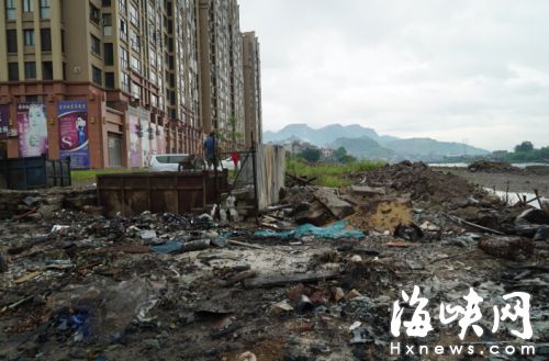 這條路如今垃圾成堆，蚊蠅為患