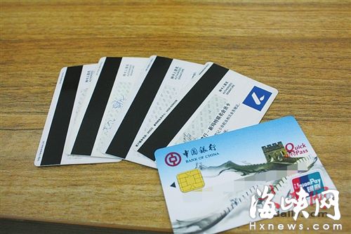 圖中第一張為磁條復合卡，外觀跟純芯片卡差不多，其他4張背面朝上的，均為磁條卡（網絡圖）