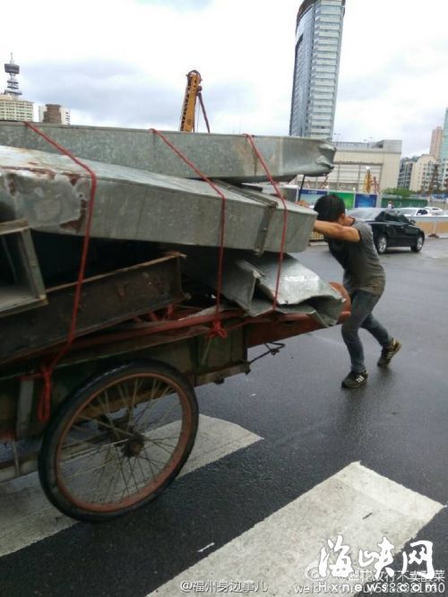 網(wǎng)友拍到小伙子幫忙推車的畫面