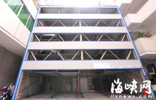 立體停車場(chǎng)401車位的電機(jī)壞了，小車（畫圈處）停在上面一個(gè)多星期下不來(lái) 
