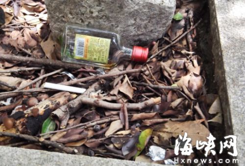 岸邊花池里也有人丟酒瓶