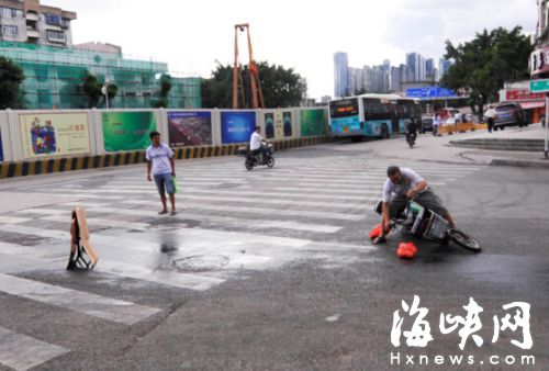 附近好心店家設(shè)置警示牌，提醒路人；環(huán)衛(wèi)工人用沙子鋪在油污上，防止騎車人摔倒