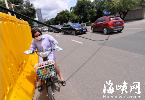 市民小心翼翼從低垂的線纜下通行