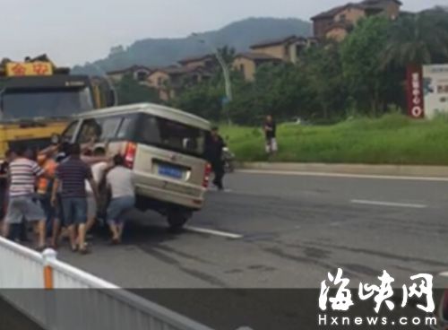 市容協(xié)管人員的面包車被渣土公司人員掀翻