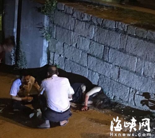 女子摔得頭破血流，暈倒在現(xiàn)場(chǎng)，熱心路人在旁救助（網(wǎng)友供圖，獎(jiǎng)50元）