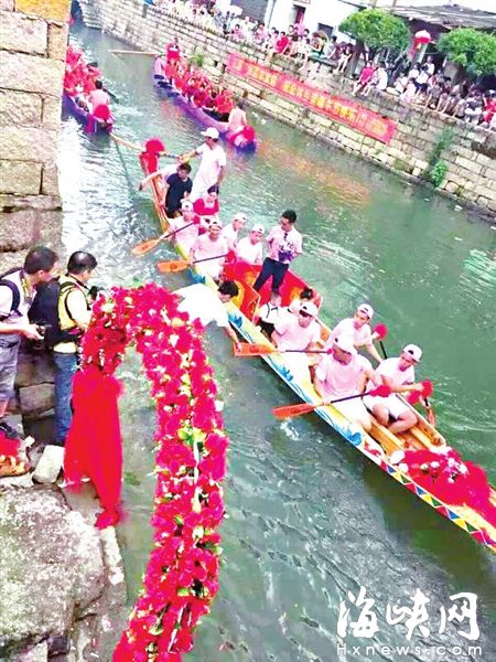 接親現場，鑼鼓陣陣，兩岸都是圍觀群眾（受訪者供圖）