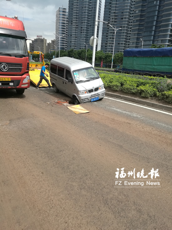 灣邊互通輔道路況差　一車被