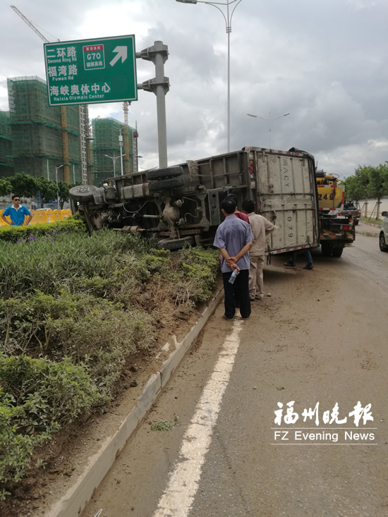 灣邊互通輔道路況差　一車被