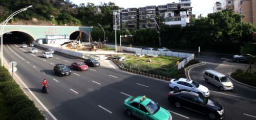 隧道口有近百米圍擋，緊接著就是一個掉頭區，不少剛出隧道的車主只好急剎車，導致后面車輛也跟著急剎，容易引發追尾