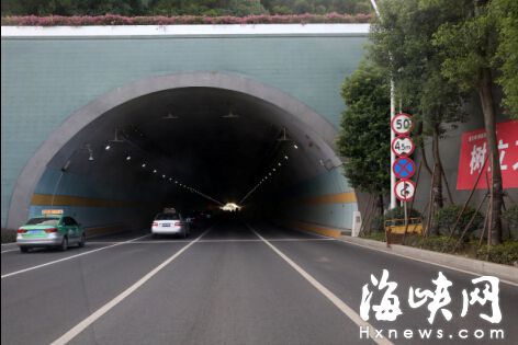 金雞山隧道口掛著限速50公里/小時以及禁止超車的標識牌