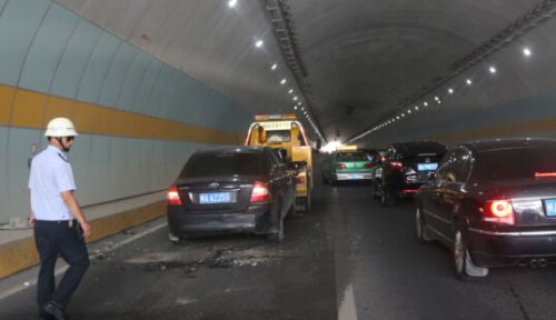 撞得無法啟動的小車，只好叫來拖車幫忙