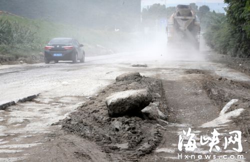南嶼鎮(zhèn)蘇岐路段路面破損嚴(yán)重，車輛經(jīng)過灰塵漫天（攝于今年7月初）