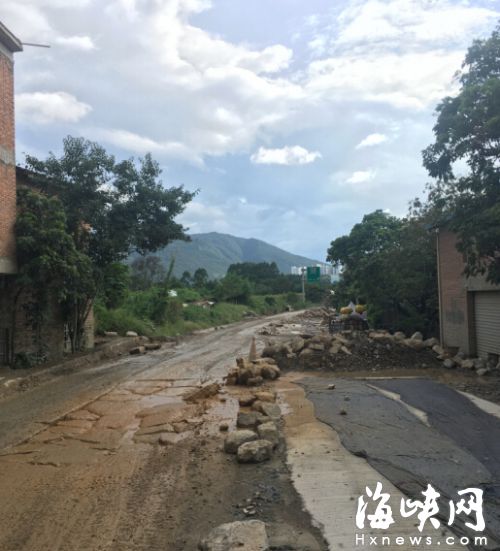 南嶼鎮(zhèn)蘇岐路段，部分破損路段已開始修補(bǔ)（攝于上周）