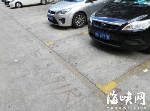 一些業主在地上寫上車牌號，公共車位成私家車位