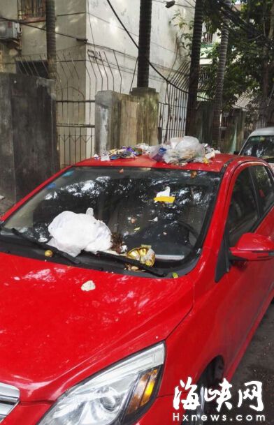 奔馳車上到處是垃圾