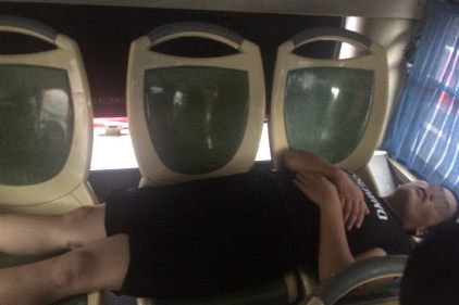 福州年輕男子公交車上躺著睡覺 一個人占4個位置
