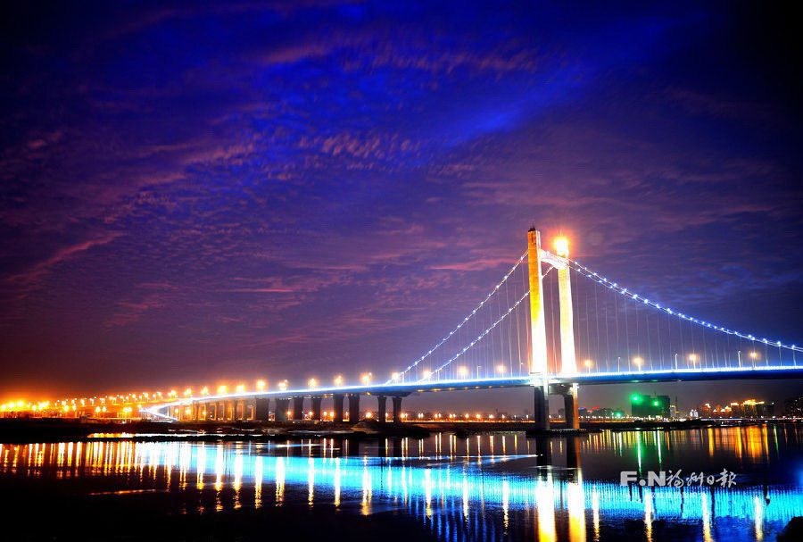 南江濱形成連續(xù)夜景燈光帶 縱貫10公里一路璀璨