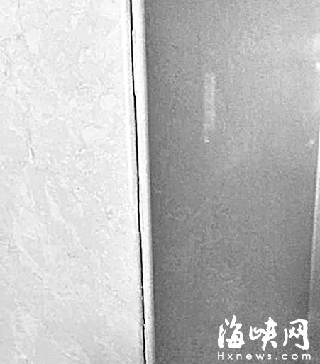 7層樓一住戶家中餐廳墻體開裂
