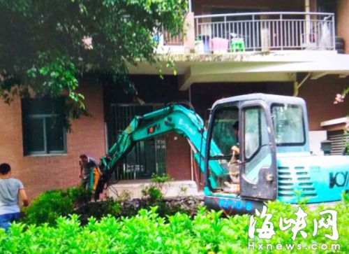 業主雇鉤機進場挖綠地