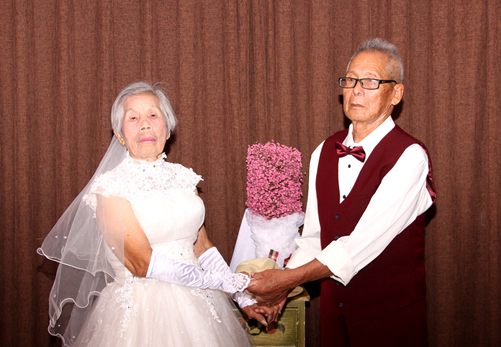 長(zhǎng)樂(lè)一對(duì)夫妻攜手走過(guò)75年　“婚紗照”網(wǎng)上走紅