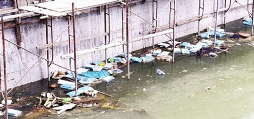 水面上漂著大量醫療垃圾，讓人觸目驚心
