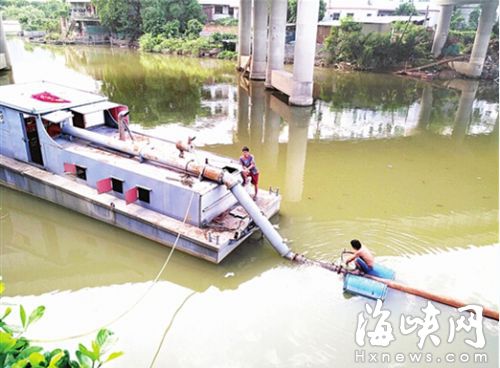 清淤船停在高速公路橋下，船尾連著百余米的鐵質管道