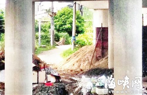 高速公路橋下堆放著河里抽上來的大量砂子
