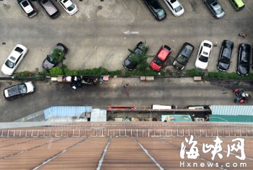 從十八樓男廁往下看，下面就是死者墜落點(diǎn)（畫圈處）