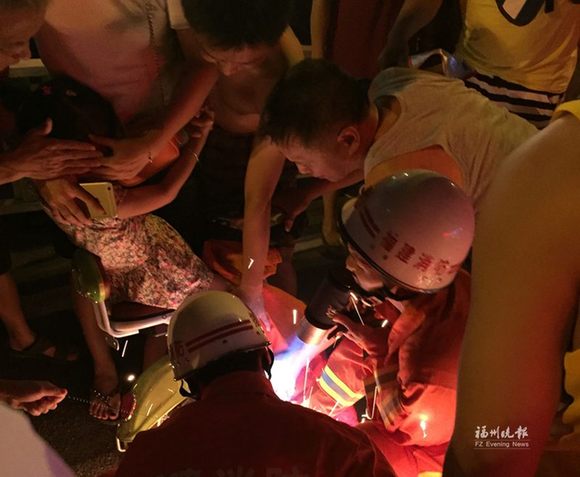 女童坐在后座右腿卷入電動車后輪　半個小時脫困