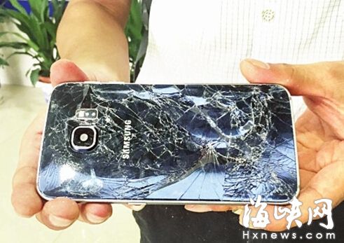 顧客的手機被店主砸爛