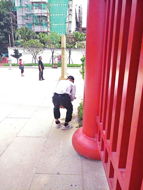 游客帶娃在公園門口小便（感謝網友匆匆供圖，獎三十元）