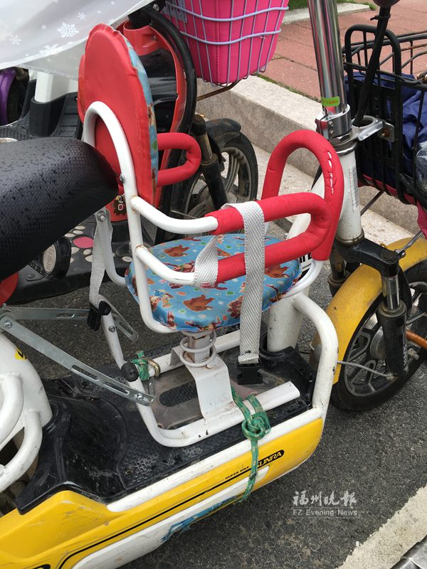 市場難尋電動車后輪保護蓋　腳踏板裝凳子隱患多