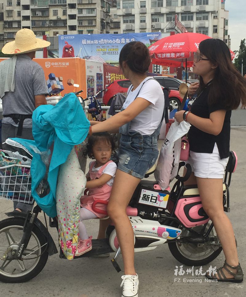 市場難尋電動車后輪保護(hù)蓋 腳踏板裝凳子隱患多