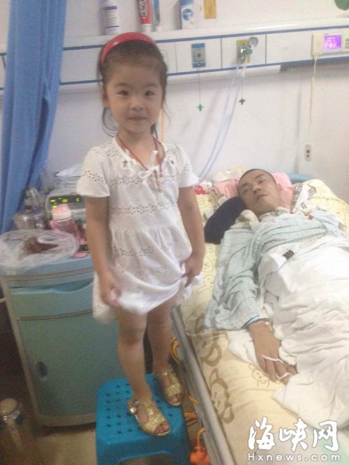 天真的大女兒阿琪盼著爸爸再抱她一次 