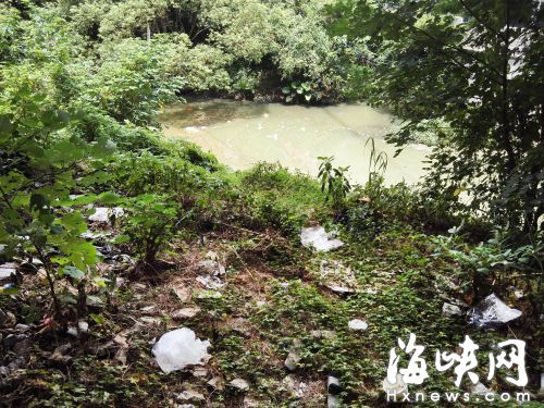  河邊河面隨處可見塑料袋等垃圾 