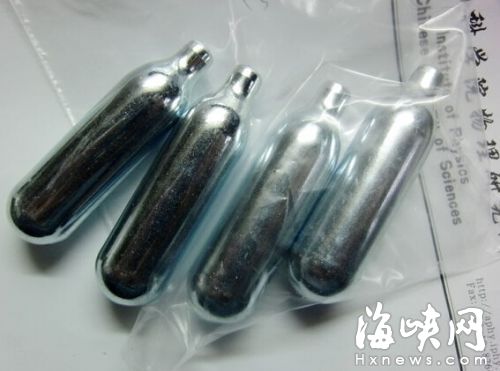 “笑氣”一般以液態(tài)形式，裝在拇指粗的金屬瓶里