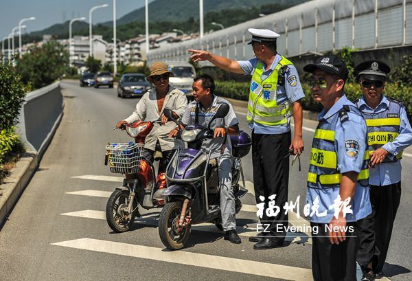交警設(shè)卡查糾電動(dòng)車駛?cè)肴h(huán)路　一小時(shí)被查36輛