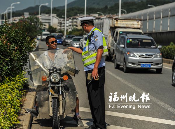 交警設(shè)卡查糾電動(dòng)車駛?cè)肴h(huán)路　一小時(shí)被查36輛