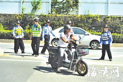  交警現場查處騎上三環路的電動車