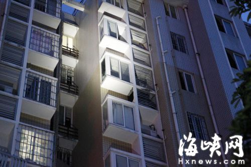  窗臺下方水泥板已被打穿，附近居民說，當時工人就在此進行裝修 
