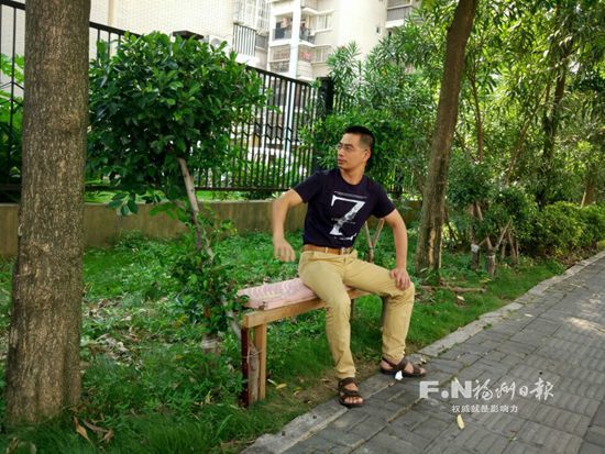 公交站沒設(shè)座椅　熱心市民自制樹凳撐起一片綠蔭
